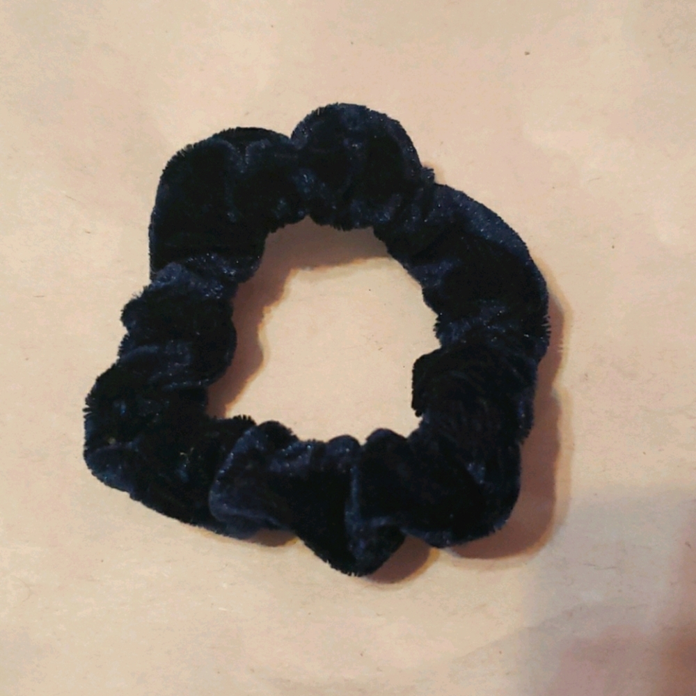 🔴 🆓️ FREE* Navy Blue Velvet Skinny Hair Scrunchie 🔴